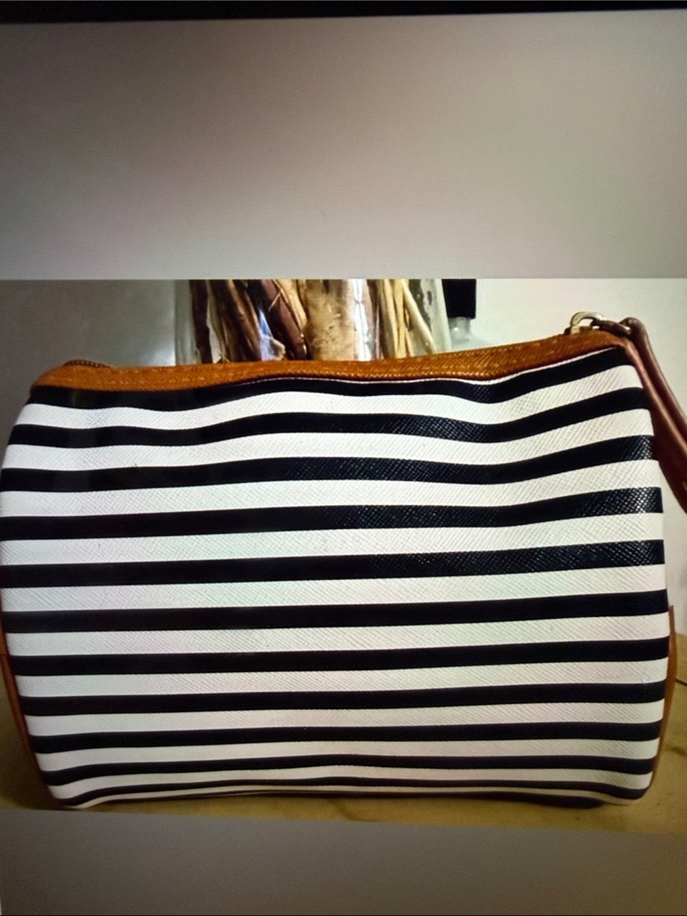 Kenneth Cole Reaction navy & White Striped Cosmetic Pouch with Tan Trim nwot - Picture 3 of 7